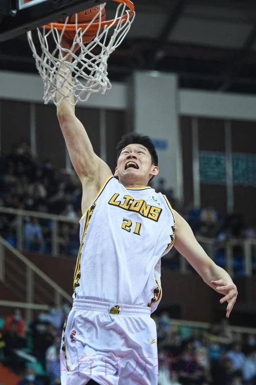 胡金秋全场出战14分钟,5中4得到9分2板1助攻 胡金秋全场出战14分钟,5中4得到9分2板1助攻